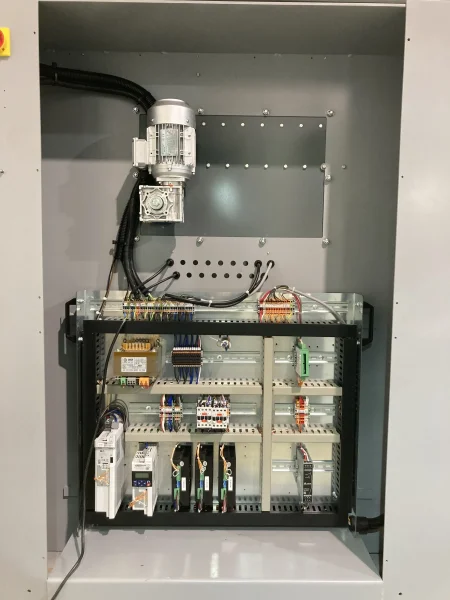 Accès facile à la partie mécanique de la machine.Tableau électrique parfaitement organisé et accessible